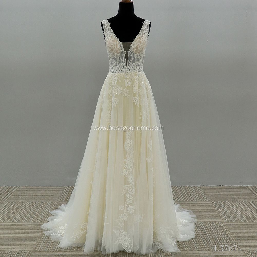 Hot Selling Sheer Sleeveless v neck Lace Bridal expensive wedding dress ball gown