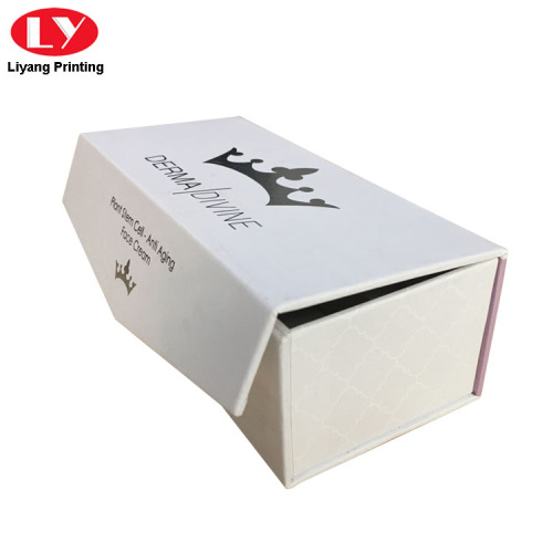 Caja de regalo de oro liso blanco con logotipo plateado