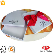 Cajas de regalo blancas de diseño elegante con cinta