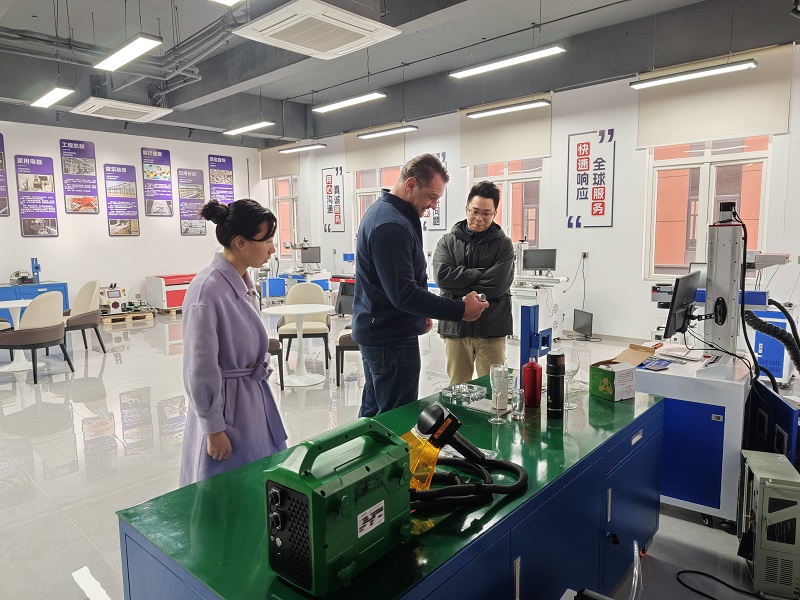A Belgian client traveled thousands of miles to Chongqing to inspect Chuke Intelligent's laser marking and cleaning equipment