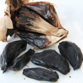 bawang putih hitam utuh dengan manis-asam