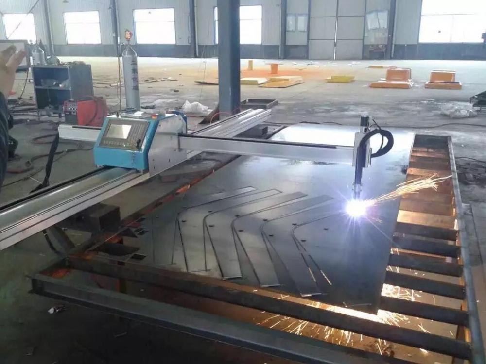 Portable plasma cutter for metal