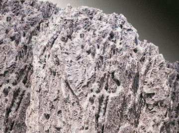 Semi-friable fused alumina