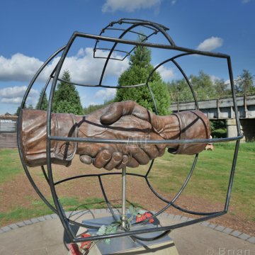 Garden decoration art metal bronze sculpture of holding hands