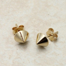 top shaped stud earring
