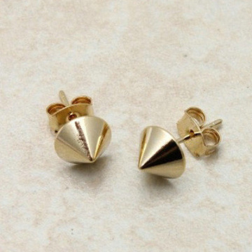top shaped stud earring