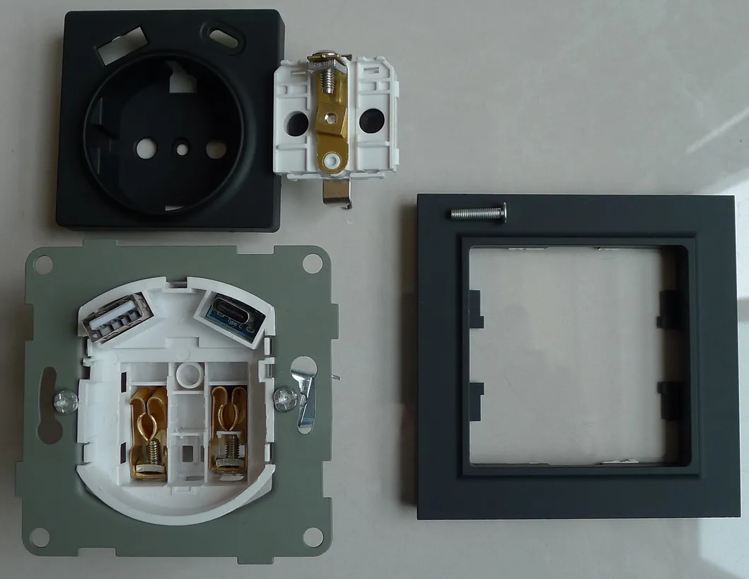 Розетка европейского типа (Германия) с USB-зарядным устройством типа C