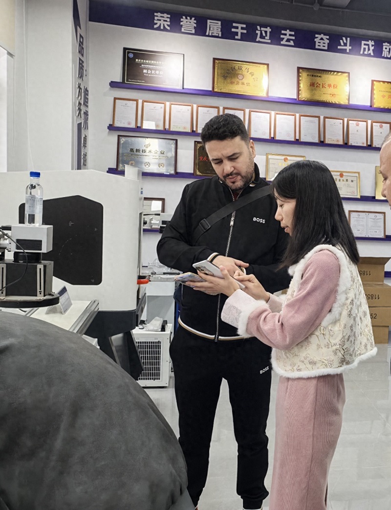 Algerian clients visited Chuke Intelligent to explore new opportunities for global cooperation in laser cleaning machines