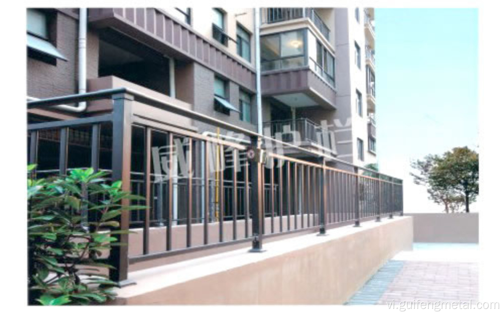 Balconies có hàng rào lan can bảo vệ