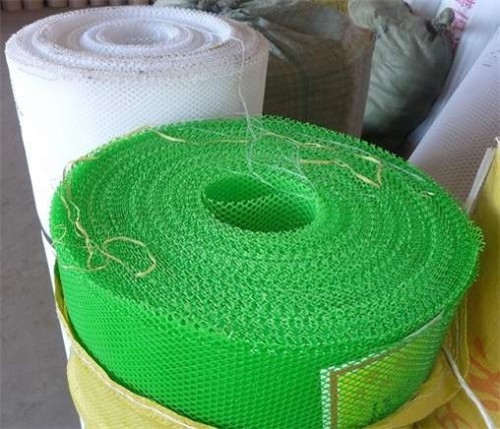 Hot extruded plastic netting