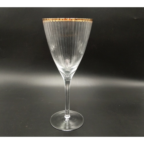 coupe de prosecco en verre à martini à bord doré avec nervures