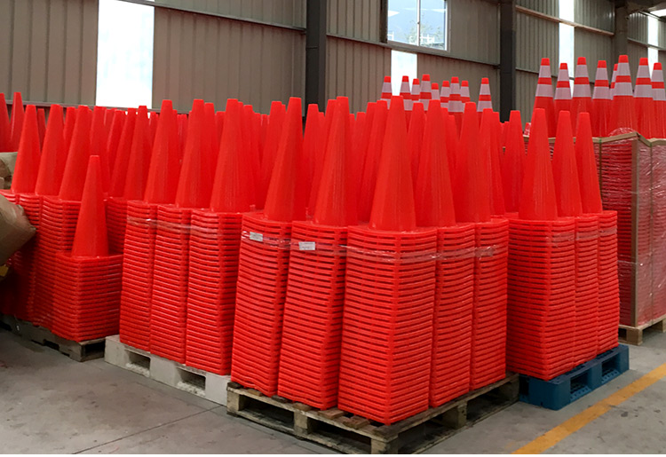 Hot Selling 75 cm Reflective Film Black Base Road Traffic Cones, Reflective PVC Traffic Cone/