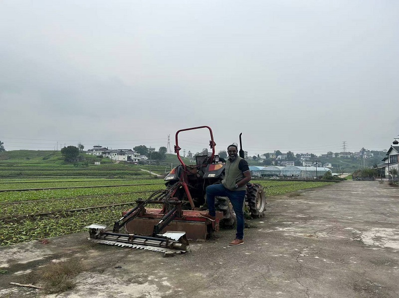 Амерыканскі кліент Джуліян наведвае Qingcheng Agriculture, дасягаючы папярэдняга пагаднення аб будаўніцтве 1000 цяпліц на Кайманавых астравах American Client Julian Visits Qingcheng Agriculture, Reaching Preliminary Agreement on Building 1,000 Greenhouses in the Cayman Islands