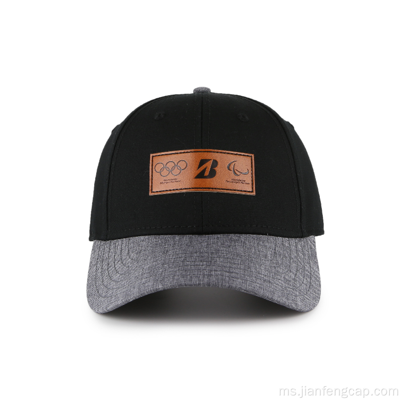 Topi besbol 6 panel dengan logo timbul khas