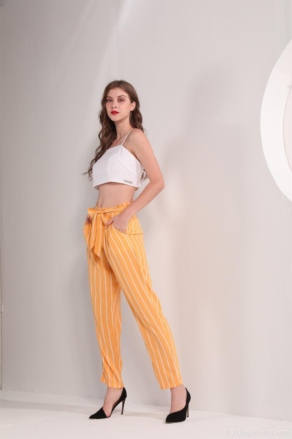 Pantalon à la cheville rayé jaune pour femme