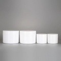 huidverzorging verpakking witte plastic cosmetische potten