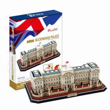 Buckingham Palace Souvenir Gift with UK Design, Sized 40 x 21 x 16cm