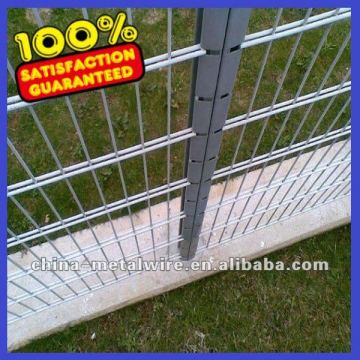 Easily assembled doublebeam welded mesh fence