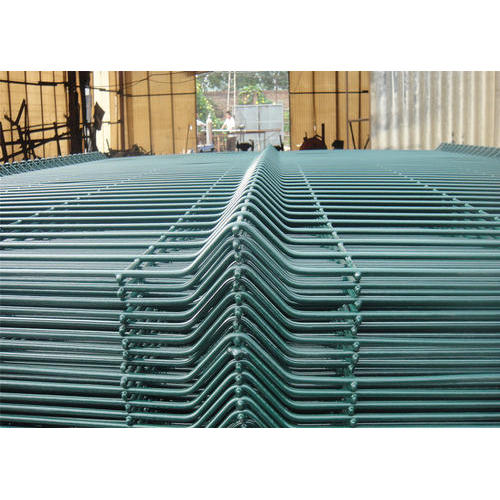 Bending curved welded wire mesh fence