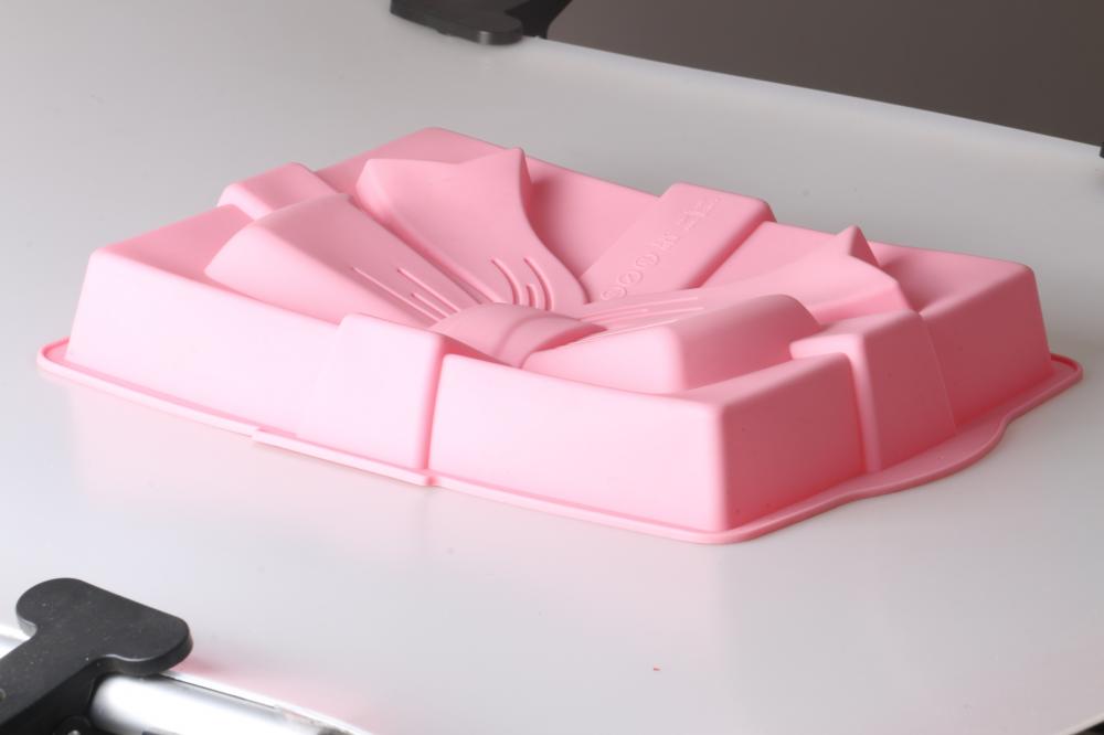 Pink gift shaped baking mold