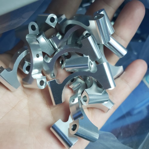 Aluminium CNC-Rohrschelle 16mm AD frei eloxiert