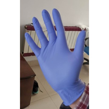 Guantes de cocina transparentes en casa