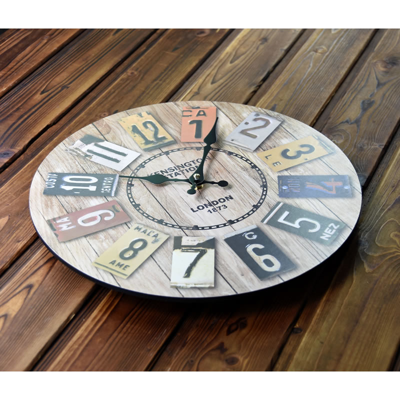 アンティークシンプルなデザインの木製の壁時計