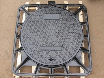 Cast nodular iron trench manhole covering