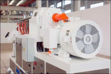 Basket raw material extruder