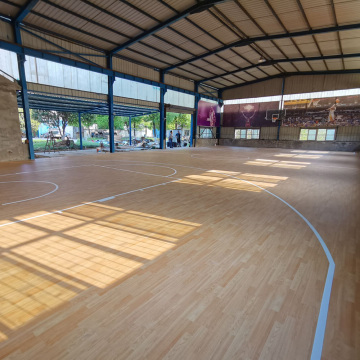 Piso deportivo de baloncesto