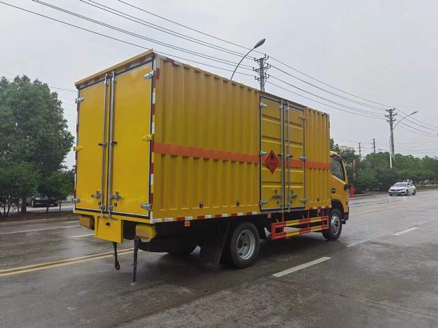 4x2 البضائع الخطرة شاحنة النقل نوع الشاحنة