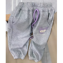 Menina solta calça de moletom esportiva