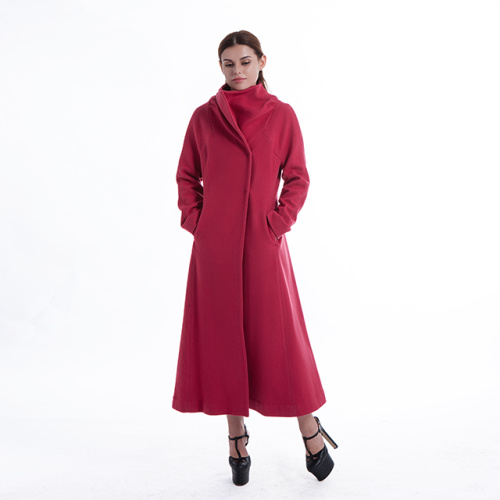 Soprabito in cashmere rosso rosato con collo verticale