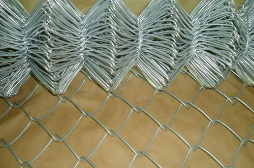 PVC Coated Diamond Shape Wire Mesh Sportsfield Chain Link Fence Fence