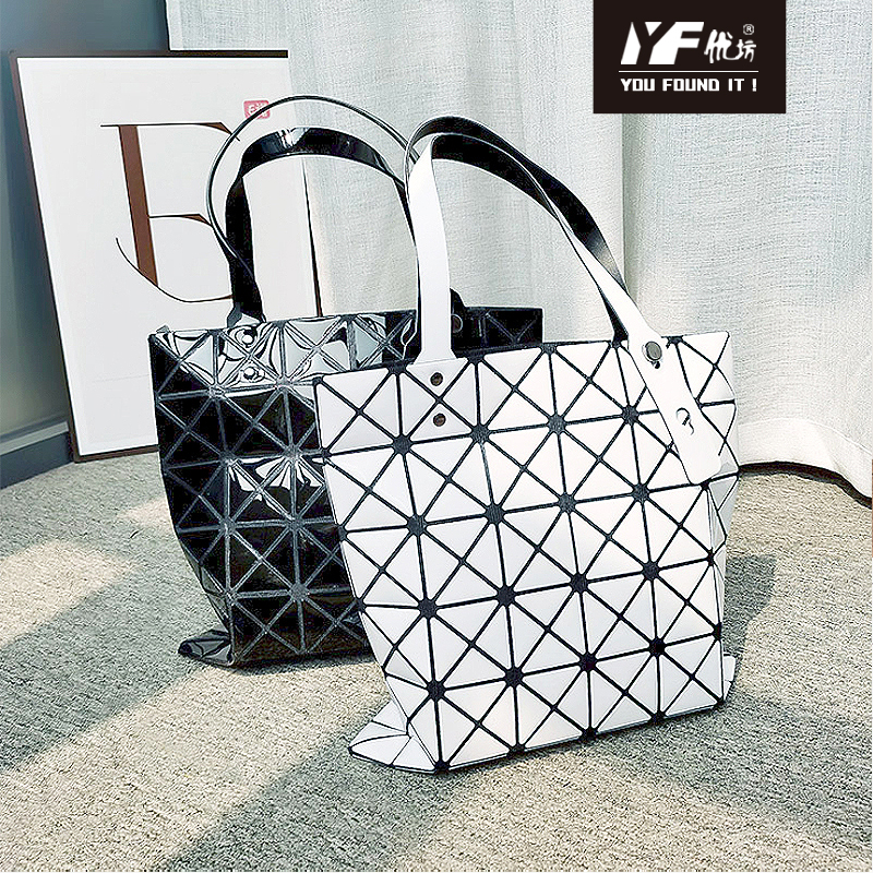 Customized reusable pvc tote shopping bag with bottom and zipper handbags foldable bag for women