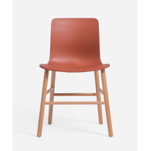 popular silla de plástico con patas y reposapiés de haya