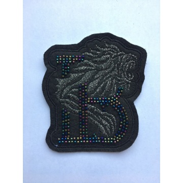 Perler brodert plagg brodert med limplaster