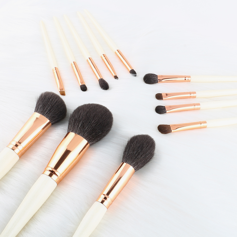  Classical cosmetic makeup brush
