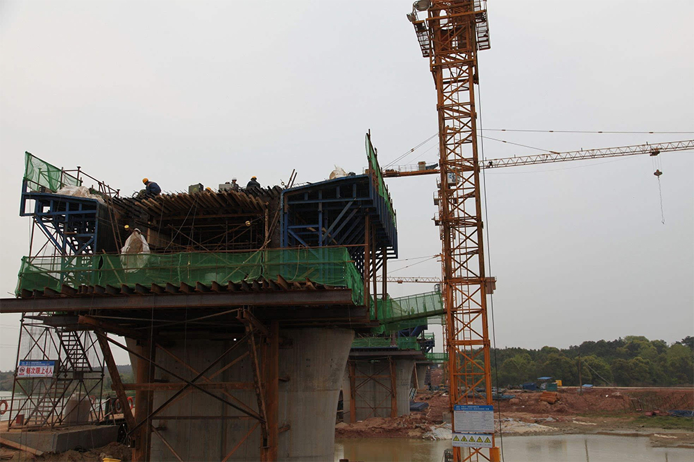 Sistemas de cofragem de viga contínua de aço de ponte permanente