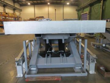 Large hydraulic lift table