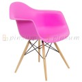 Eames 팔 의자와 나무 다리