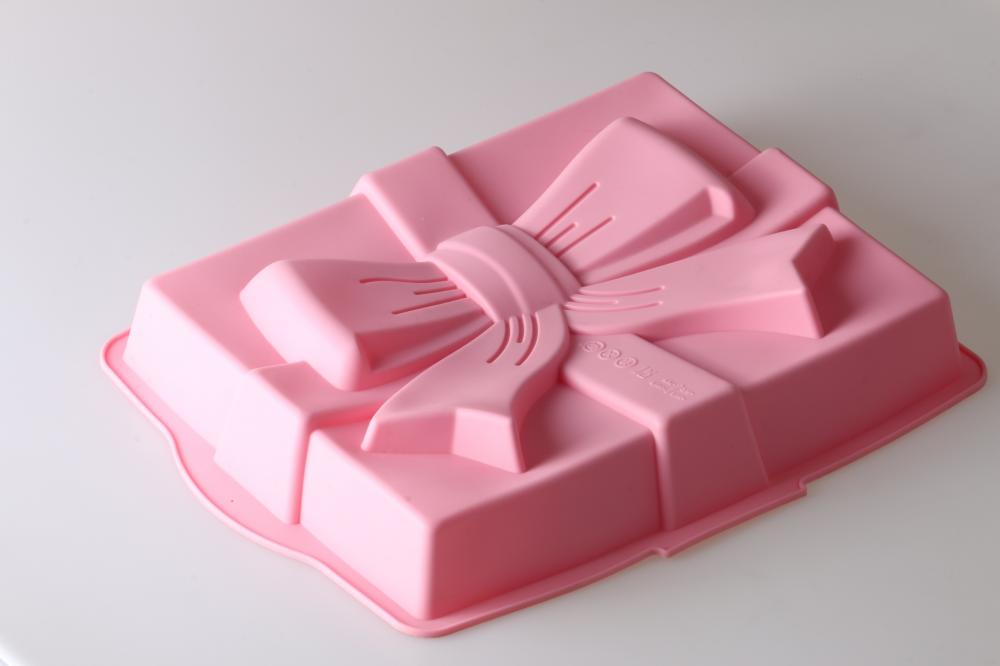 Roze bakvorm in de vorm van een geschenk