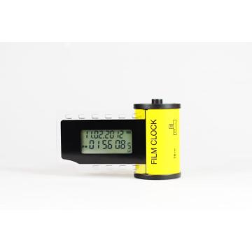 Miniaturowy budzik filmowy i cyfrowy zegar na biurko