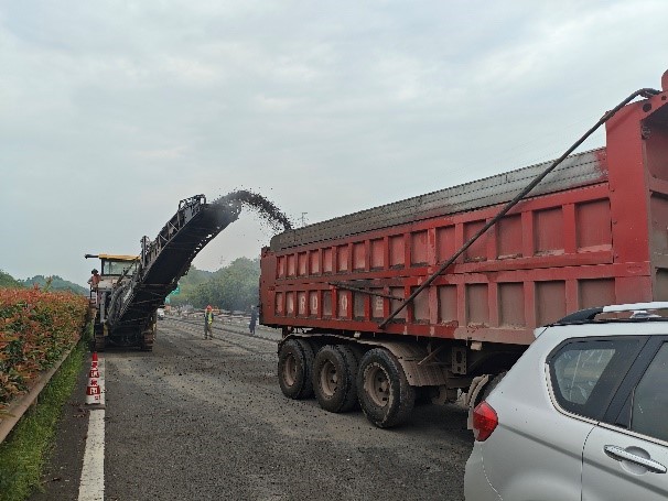 2. 煤镐 2. Coal picks