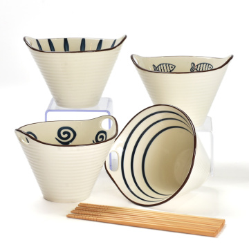 Tazón de fideos de cerámica japoneses con palillos