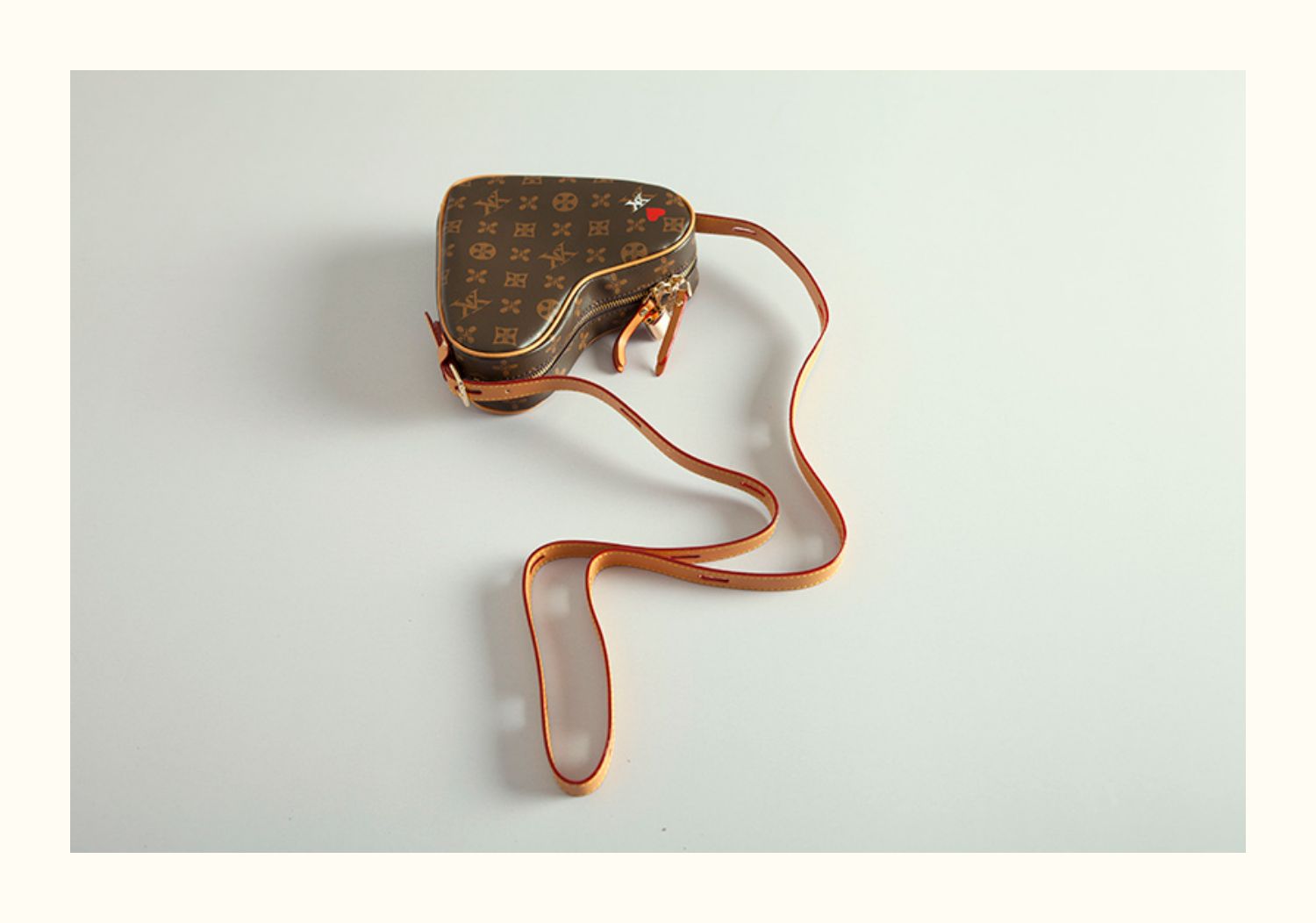 2021 hot sale designer handbags for women famous brands love heart-shaped retro print diagonal lady handbag