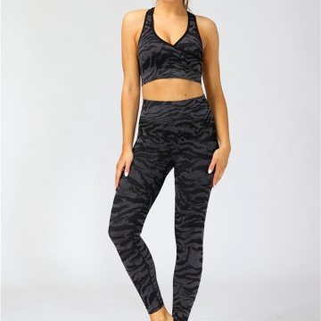 conjunto de top y leggings de gimnasio