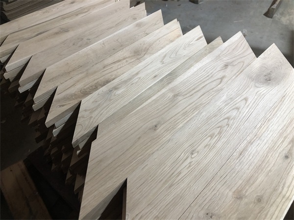 Plancher de bois franc à chevrons Hardwood Chevron Flooring