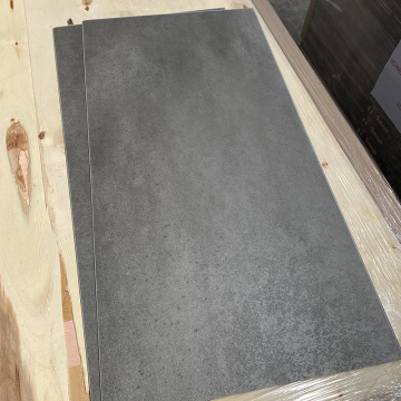 Темно-серый цементный пол SPC в индустриальном стиле