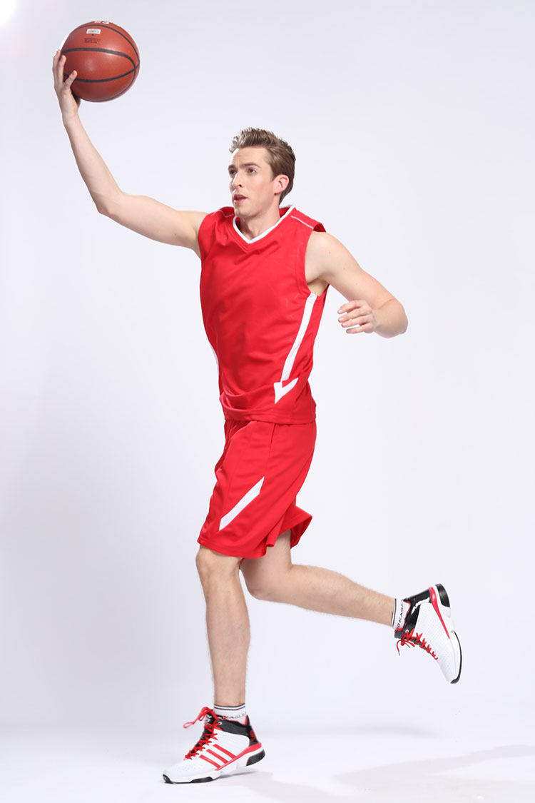 Camiseta de baloncesto en blanco para hombres y niños.